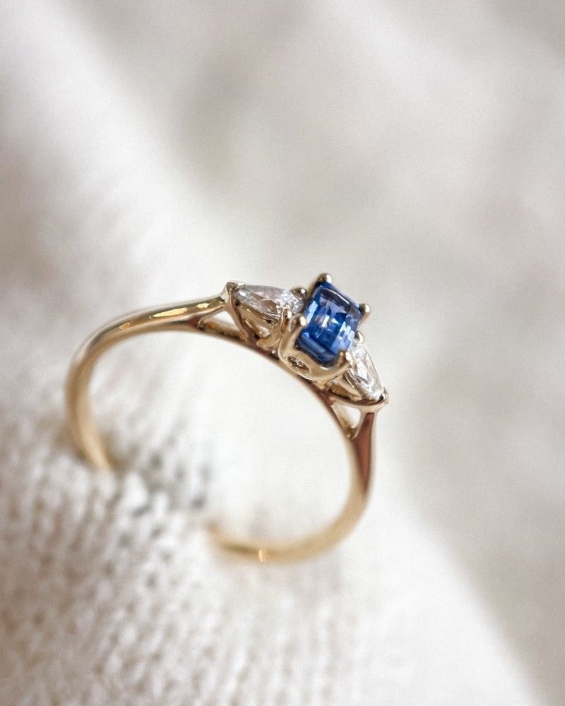 Unikalny Pierścionek z Żółtego Złota z Szafirem Szlifowanym w Kształcie Emerald i Diamentami Szlifowanymi w Kształcie Gruszki
