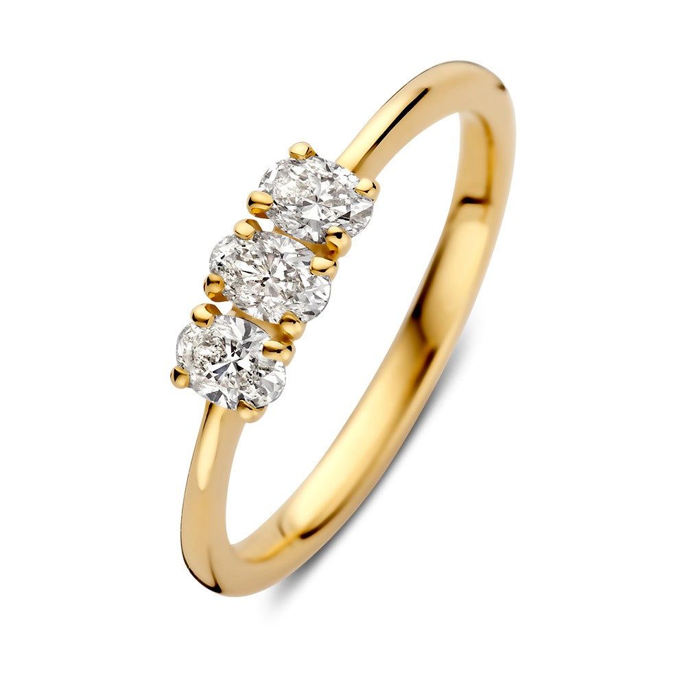 Żółty złoty pierścionek z trzema diamentami o łącznej wadze 0,54 ct.