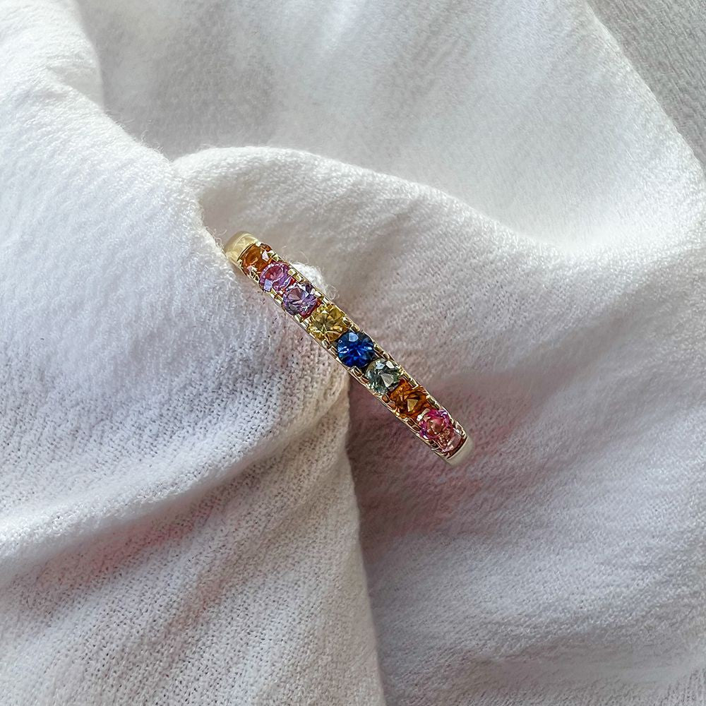 Żółtozłoty pierścionek z tęczowym szafirem w eleganckim osadzeniu chaton – kolorowy i elegancki