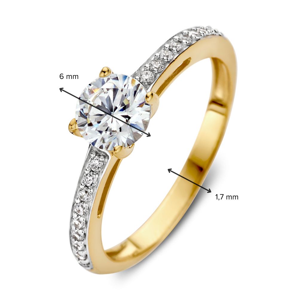 De Geelgouden Ring met Zirkonia's van Excellent Jewelry is een elegante damesring van 14 karaat goud, 6 mm breed. Zwarte pijlen in de afbeelding tonen de zetting en bandbreedte aan.