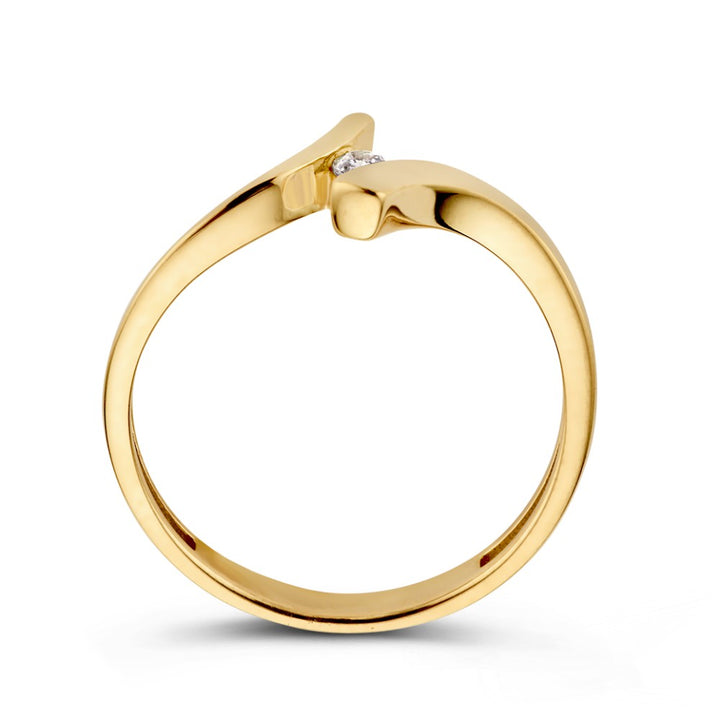 De Geelgouden Slagring met Zirkonia van Excellent Jewelry is een 14 karaat geelgouden ring met modern, asymmetrisch ontwerp. Twee gladde uiteinden buigen samen naar een centrale zirkonia voor een stijlvolle uitstraling.