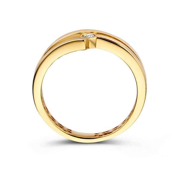 De Geelgouden Ring met Zirkonia van Excellent Jewelry is een 14 karaats ring met een gladde, gepolijste band en een kleine zirkonia in een modern, minimalistisch ontwerp. Elegant en tijdloos voor elke gelegenheid.