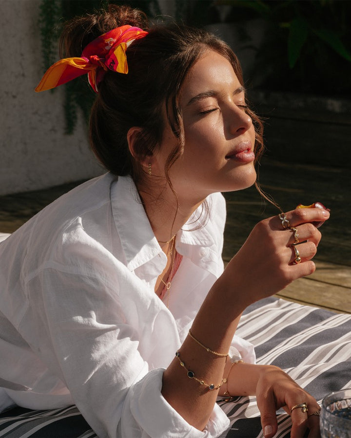 Speelse Geelgouden Ring met Zirkonia's in Ronde Zetkasten – Een Vrolijke Twist voor Elke Look