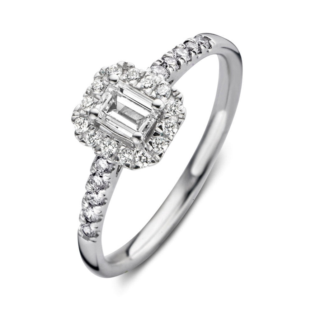 Witgouden ring met een centrale vierkante diamant omringd door kleinere steentjes op de band.