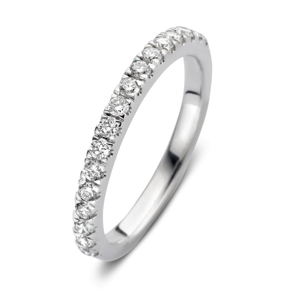 Witgouden ring met 0,30 crt. aanbreng van heldere, ronde diamanten.