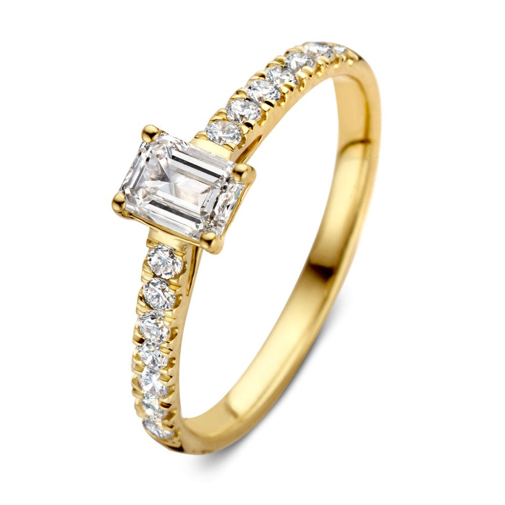 Geelgouden ring met een vierkante diamant van 0,75 crt en een rij kleinere steentjes aan de band.