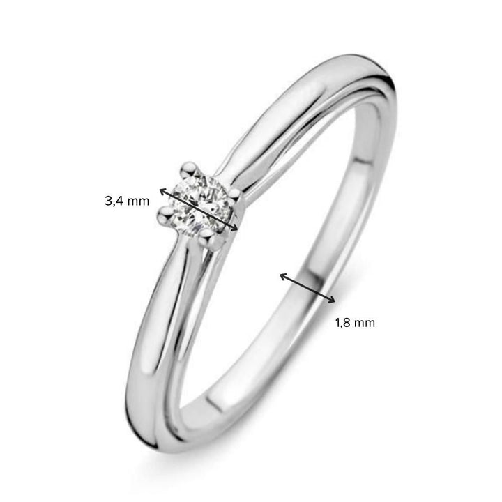 De Elegante Witgouden Ring met Briljant Diamant 0.09 crt. van Excellent Jewelry heeft een centrale briljant van 3,4 mm; de gepolijste band is strak en 1,8 mm breed volgens de aangegeven afmetingen.