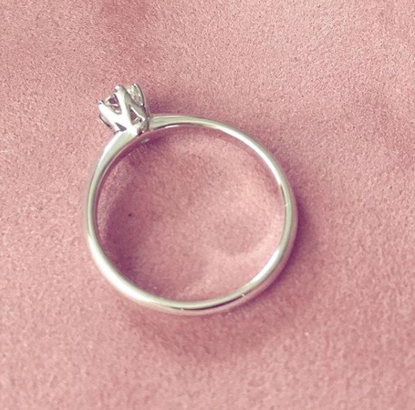 Elegancki pierścionek z 14-karatowego białego złota z diamentem brylantowym o wadze 0,19 karata