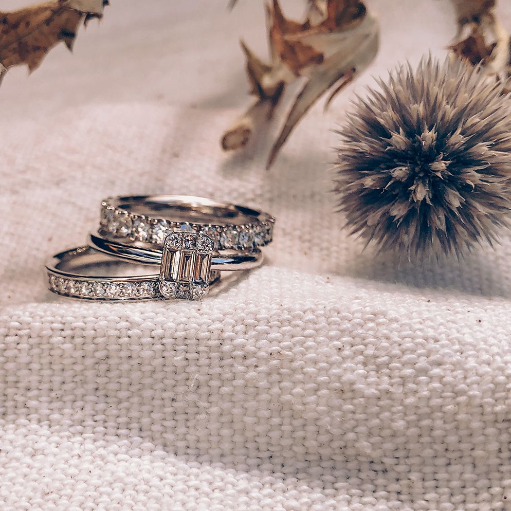 Szykowny pierścionek z białego złota z błyszczącym diamentem – 0,27 ct