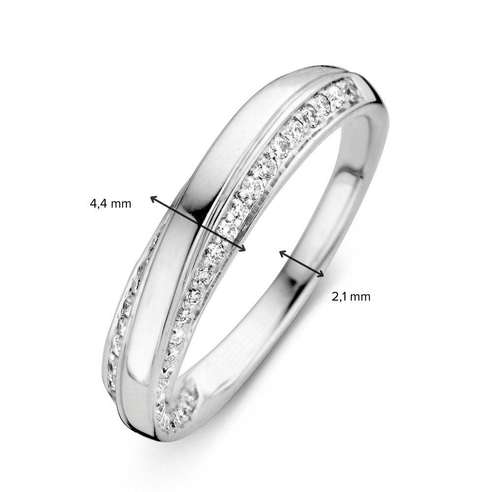 Stylowy Pierścionek z Białego Złota z Skręconą Obrączką i Diamentem 0.32 crt.