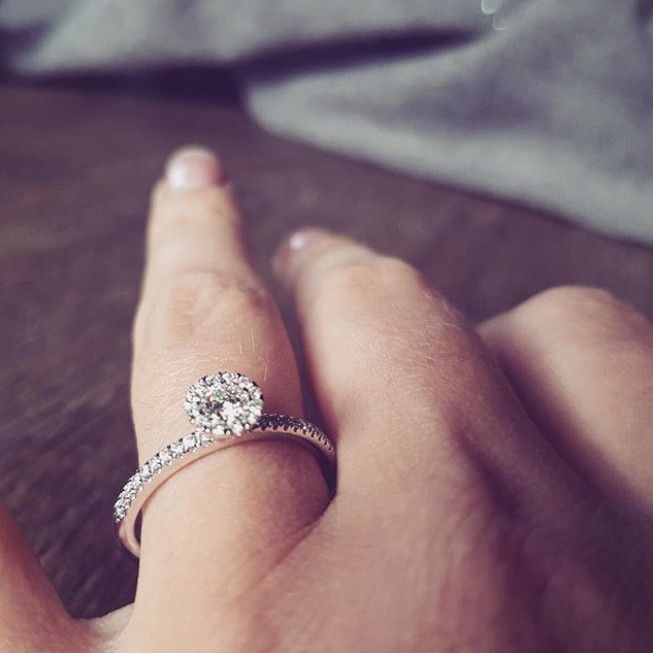Pierścionek z białego złota z diamentem i subtelną elegancją – 0,35 crt