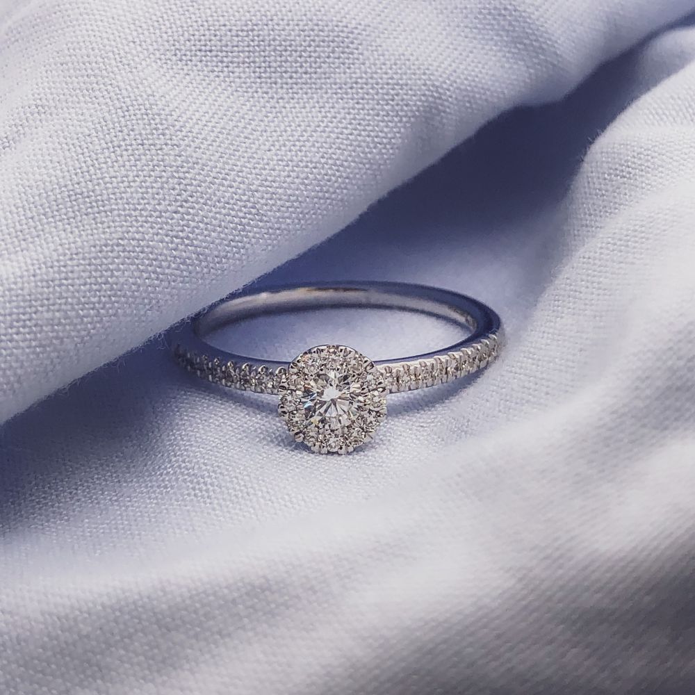 Pierścionek z białego złota z diamentem i subtelną elegancją – 0,35 crt