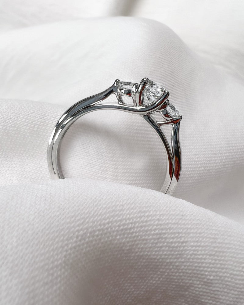 Elegancki pierścionek z białego złota z diamentami o szlifie brylantowym o wadze 0,51 karata