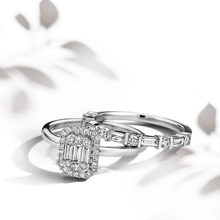 De Elegante Witgouden Ring met Briljant- en Baguette Diamanten 0.54 crt. van Excellent Jewelry schittert op een wit oppervlak met zachte bladschaduwen, met zowel briljant- als baguettegeslepen diamanten in het ontwerp.