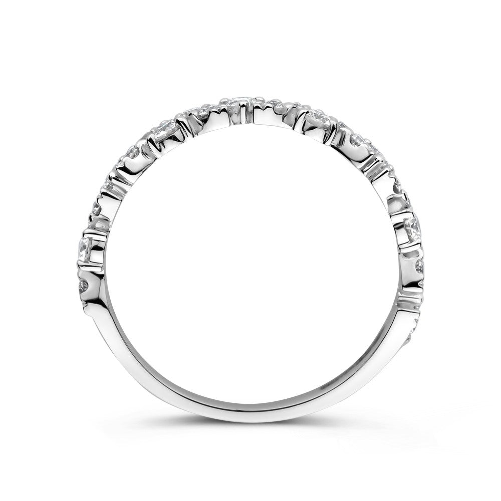 Elegancki pierścionek z białego złota z diamentami o łącznej wadze 0,58 karata