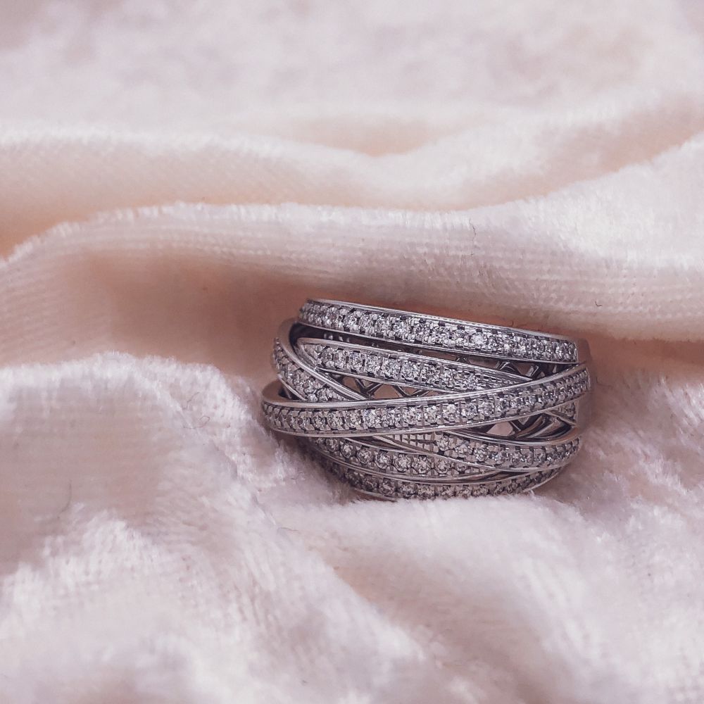 Pierścionek z białego złota z diamentem 0.68 crt.