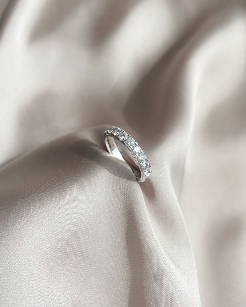 Elegancki pierścionek z białego złota 14K z diamentem o wadze 1.00 karata w półwiecznym ustawieniu