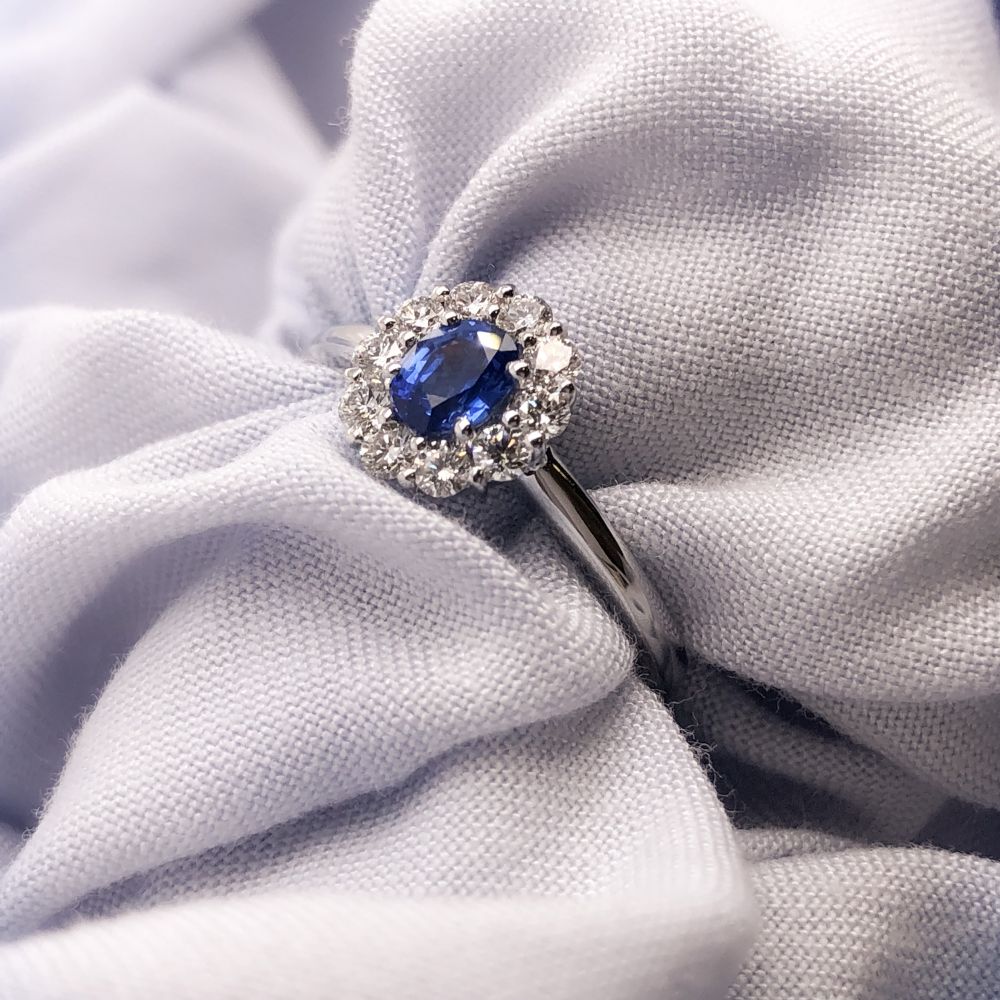 Pierścionek z Białego Złota z Niebieskim Szafirem i Diamentami – Ponadczasowa Elegancja w Klasycznym Ujęciu