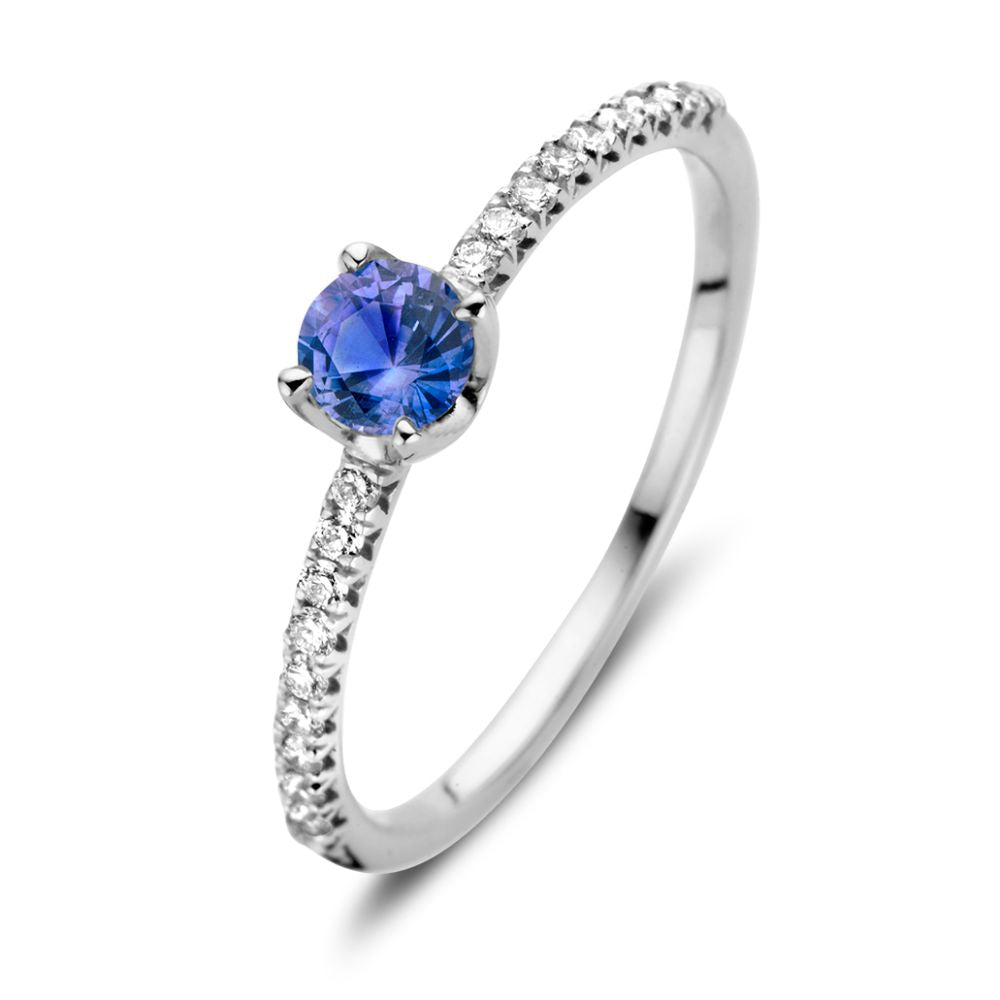 Pierścionek z białego złota 18kt z niebieskim szafirem i diamentami o łącznej wadze 0,15 ct.