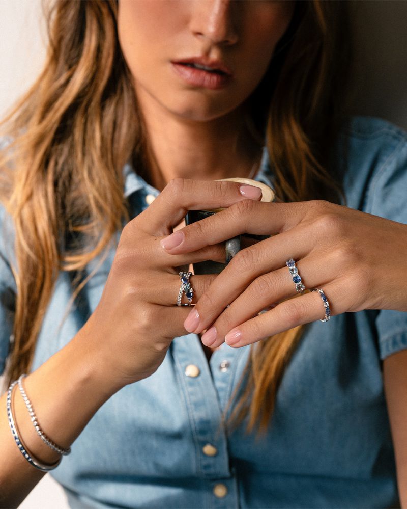 18kt pierścionek z białego złota z owalnymi szafirami, akwamarynami i 0.12ct diamentami