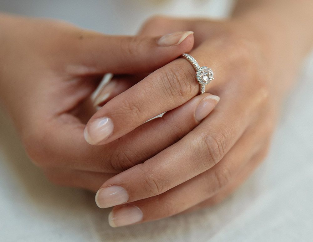 Elegancki pierścionek z białego złota z morganitem i diamentami szlifowanymi – 0,32 karata