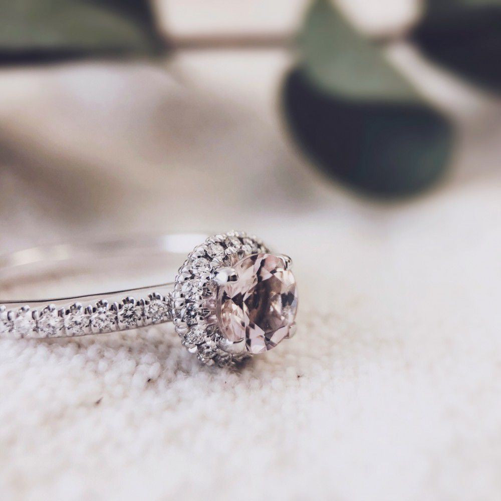 Elegancki pierścionek z białego złota z morganitem i diamentami szlifowanymi – 0,32 karata
