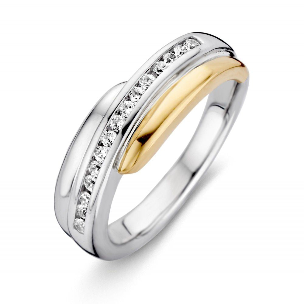De Excellent Jewelry Zilveren Damesring met 14 Karaat Geel Gouden Zetting en Witte Zirkonia combineert zilver en geel goud met schitterende zirkonia, afgebeeld op een witte achtergrond.
