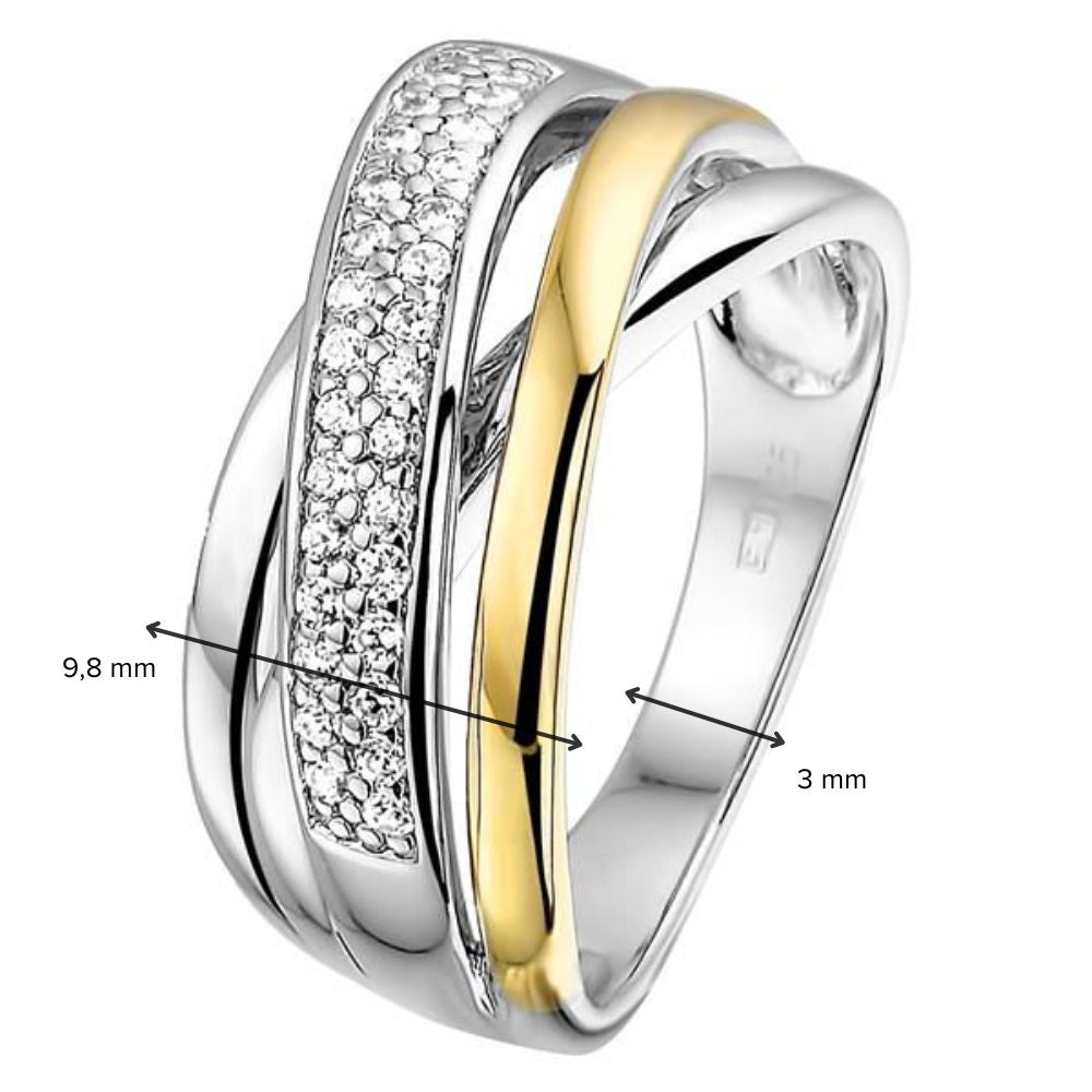 De Zilveren Damesring met 14 Karaat Geel Gouden Zetting en Zirkonia van Excellent Jewelry heeft verweven zilver en geelgoud, een bandje bezet met witte zirkonia, is 9,8 mm breed en de band meet 3 mm. Verfijnd ontwerp!.