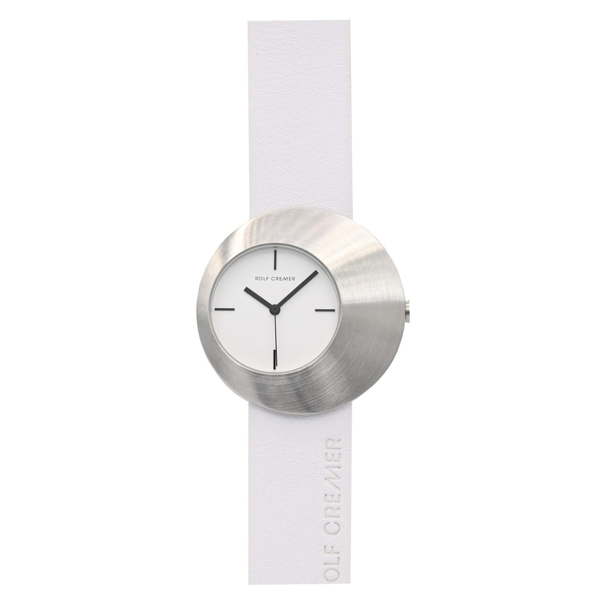 Zilveren horloge met een ronde wijzerplaat en witte band, voorzien van zwarte wijzers en minimalistische markeringen.