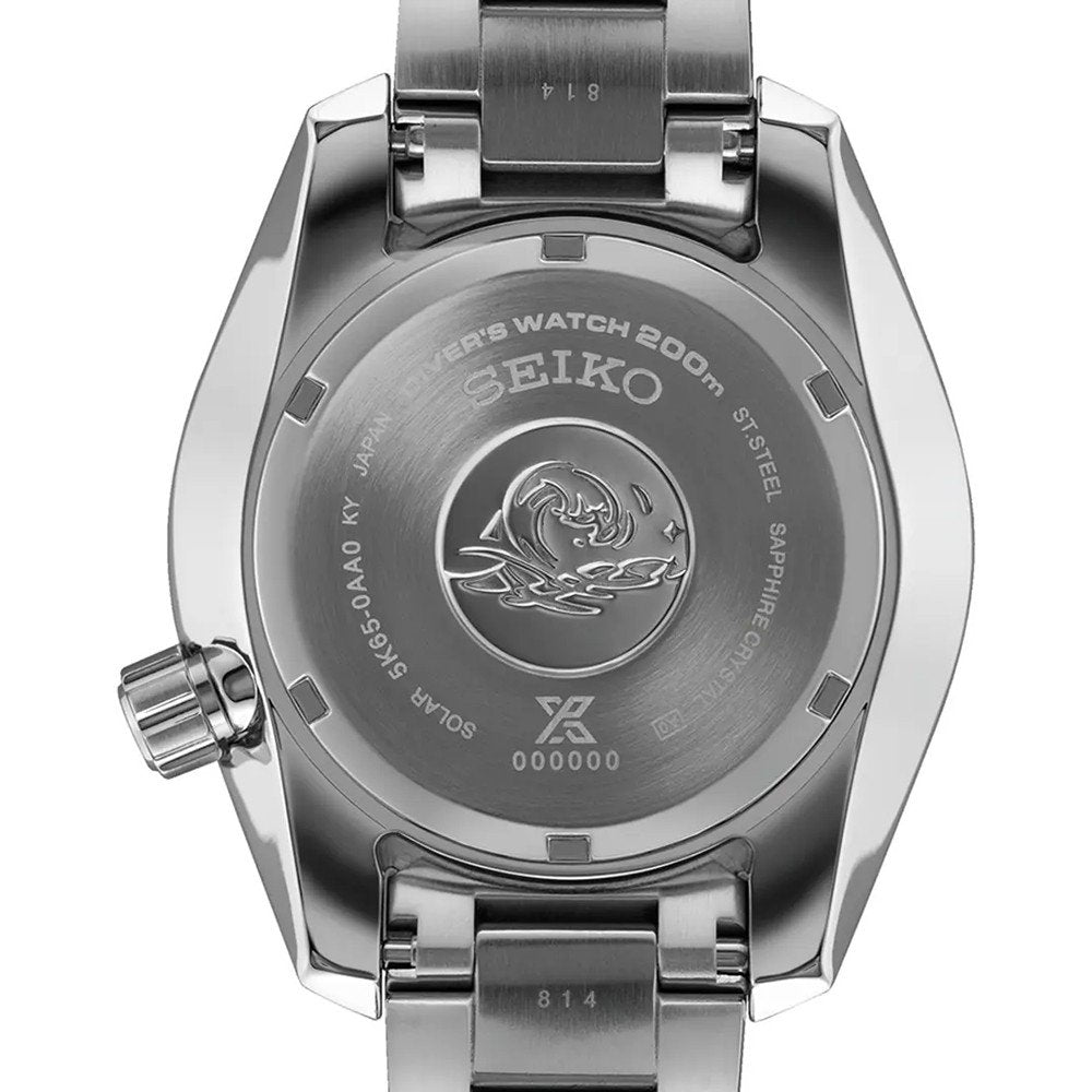 De afbeelding toont de achterkant van een Seiko Prospex herenhorloge SFK003J1 van roestvrij staal, met merkdetails, waterbestendigheid tot 200 meter en een duikersembleem in het midden, dat de precisie van elk Seiko Herenhorloge belichaamt.
