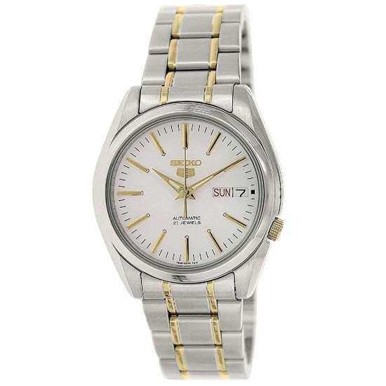 Het Seiko heren horloge SNKL47K1 heeft een zilveren horloge met een witte wijzerplaat, gouden uurmarkeringen en wijzers. Het bevat een automatisch uurwerk, dag-datumweergave en een roestvrijstalen band verweven met gouden schakels.