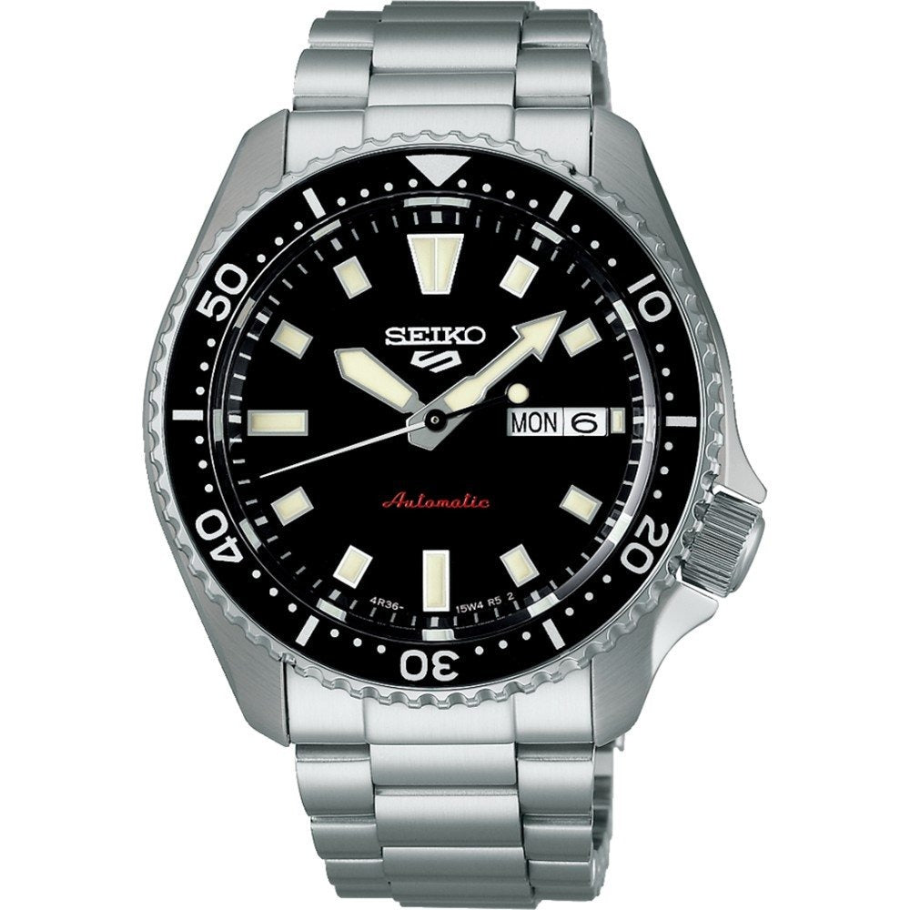 Srebrny zegarek męski Seiko 5 Sports z czarną tarczą, automatyczny mechanizm, stalowa bransoleta.