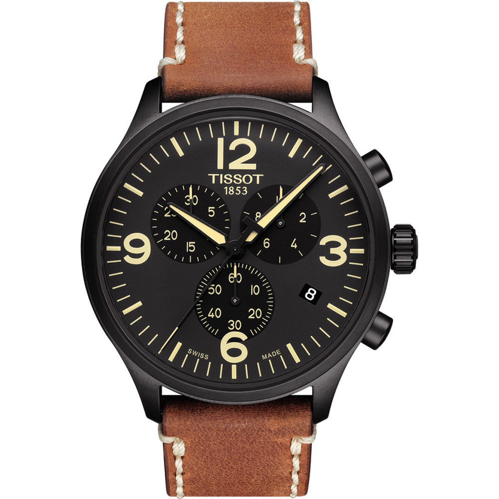 Czarny zegarek Tissot Chrono XL z brązowym skórzanym paskiem, okrągła tarcza z dużymi cyframi.