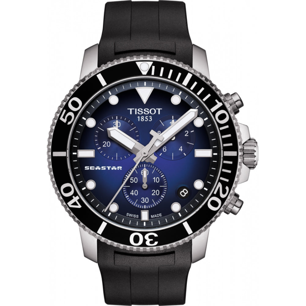 Zegarek Tissot Seastar 1000 Chronograph z niebieską tarczą, czarną kopertą i gumowym paskiem.