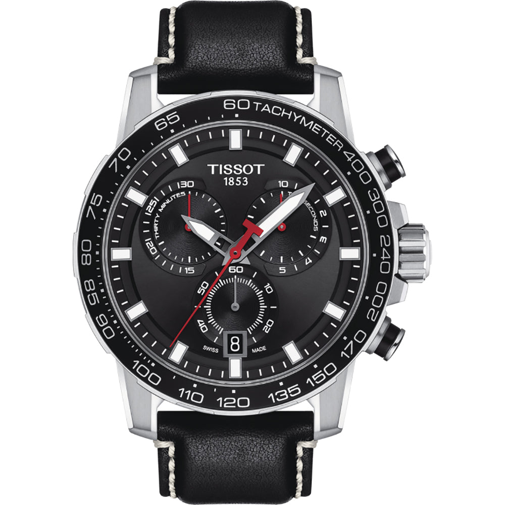 Czarny zegarek Tissot z metalową kopertą, okrągłą tarczą, chronografem i skórzanym paskiem.