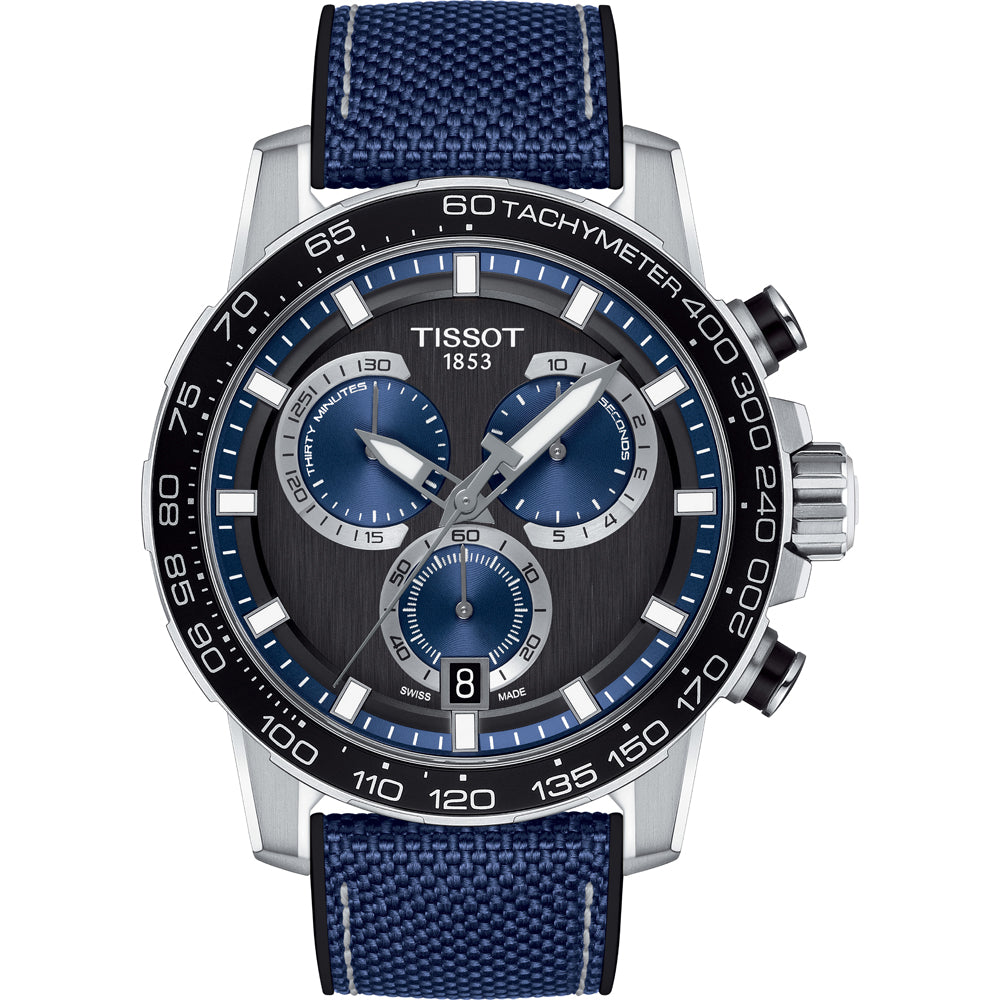 Zegarek Tissot Supersport Chrono z niebieską tarczą, stalową kopertą i niebieskim paskiem tekstylnym.