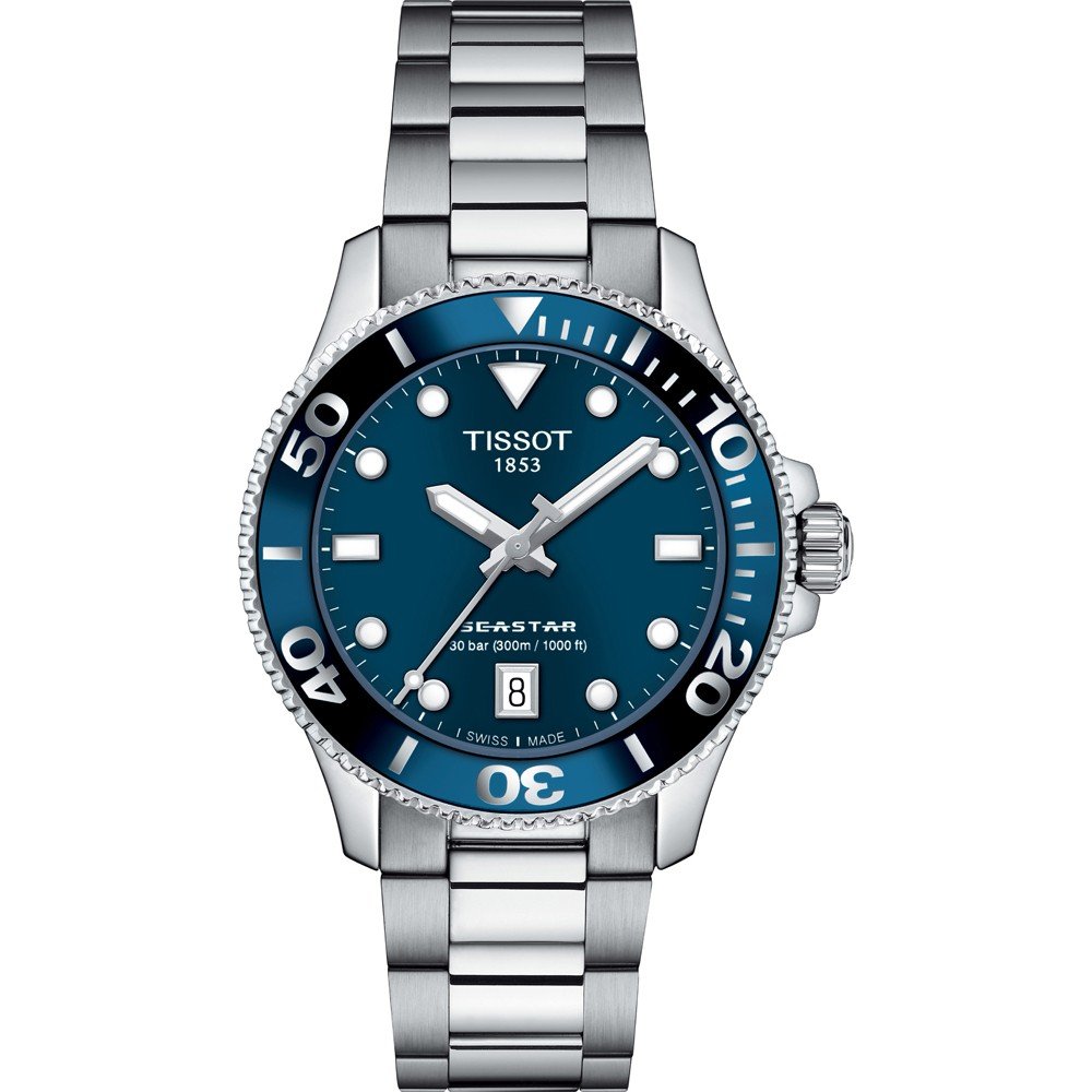 Zilveren horloge met blauwe wijzerplaat, duikring en metalen schakelband.