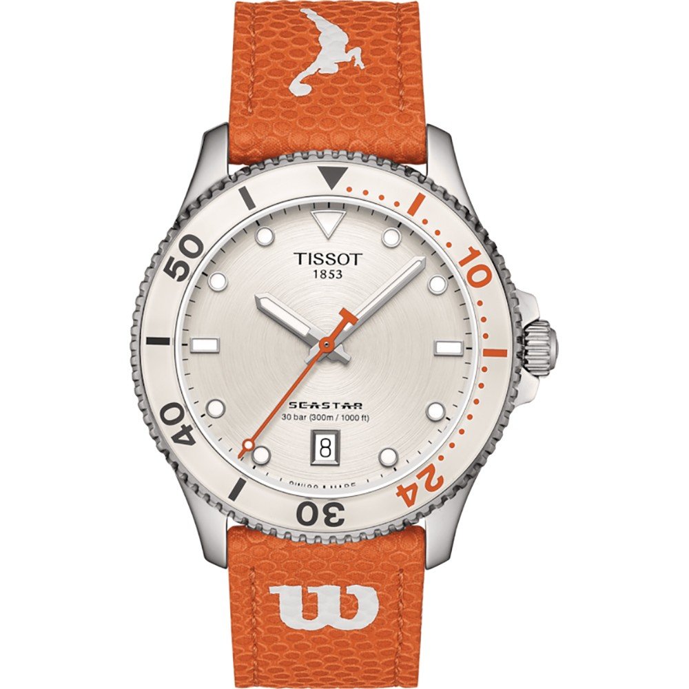 Zegarek Tissot Seastar z okrągłą kopertą, srebrną tarczą i pomarańczowym paskiem z logo Wilson.