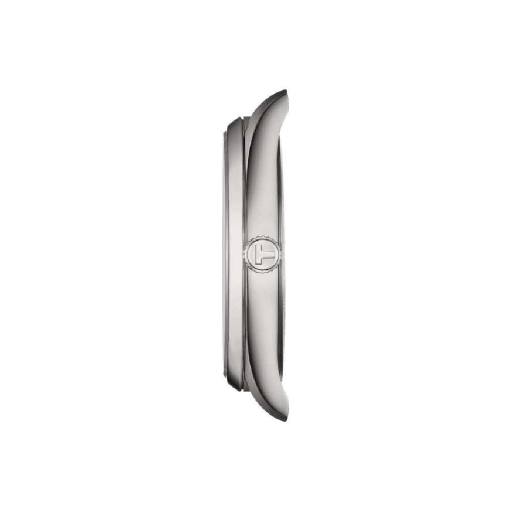 Zijaanzicht van de Tissot PR 100 van Tissot, met een slanke, ronde zilveren kast met een dun profiel, gladde lunette en een gegraveerd logo op de kroon, tegen een effen witte achtergrond.