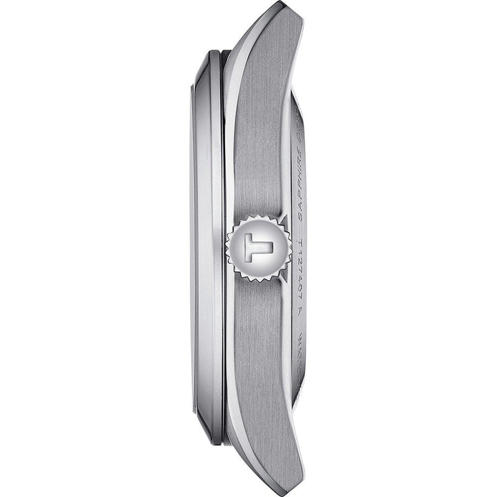 Zijaanzicht van de Tissot Gentleman Powermatic 80 Open Heart kast, met een T-logo kroon en geborstelde metalen afwerking. Het slanke profiel en de gebogen uitsteeksels weerspiegelen een modern ontwerp met Zwitsers automatisch uurwerk binnenin.