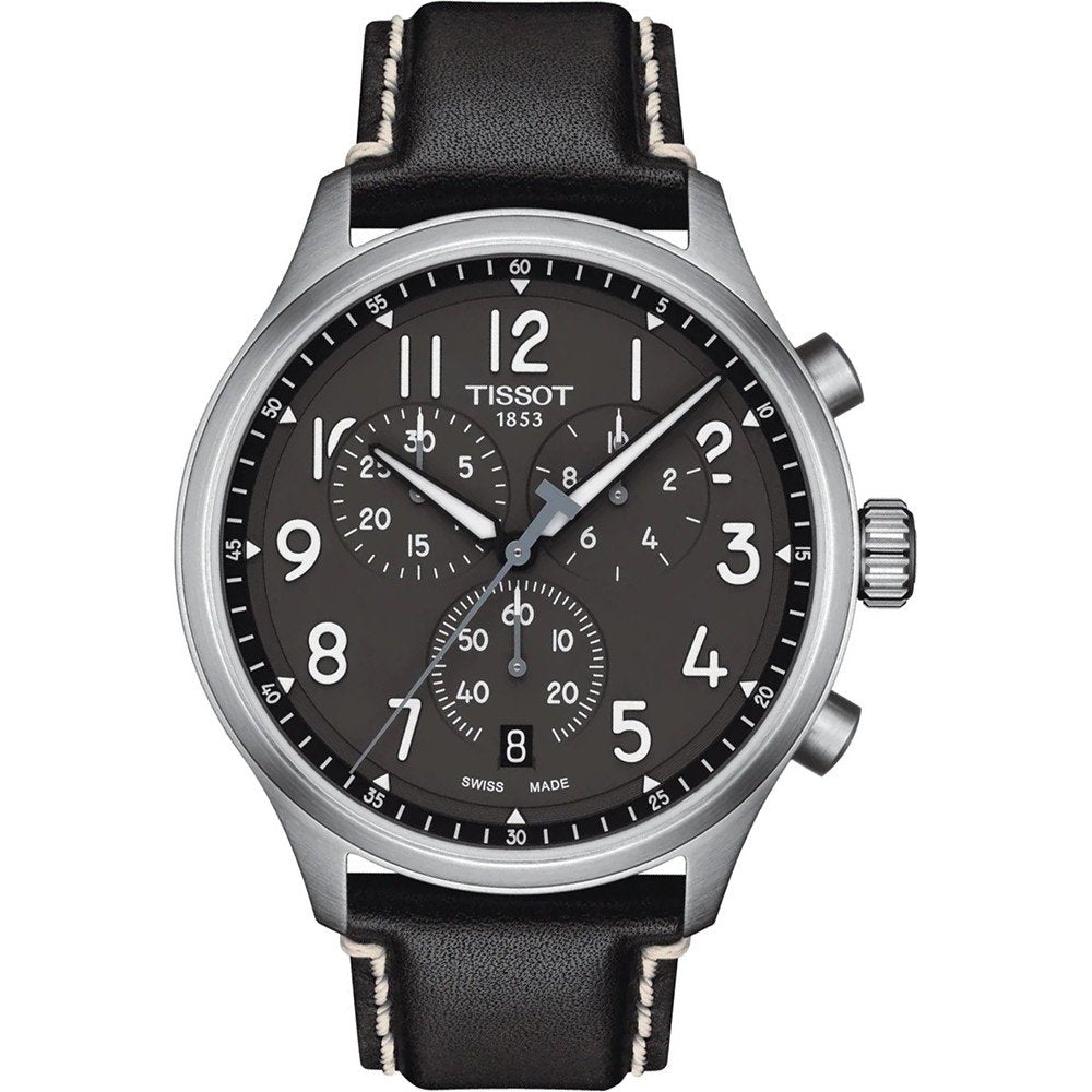 Zegarek Tissot Chrono XL z czarną tarczą, srebrną kopertą i skórzanym paskiem.