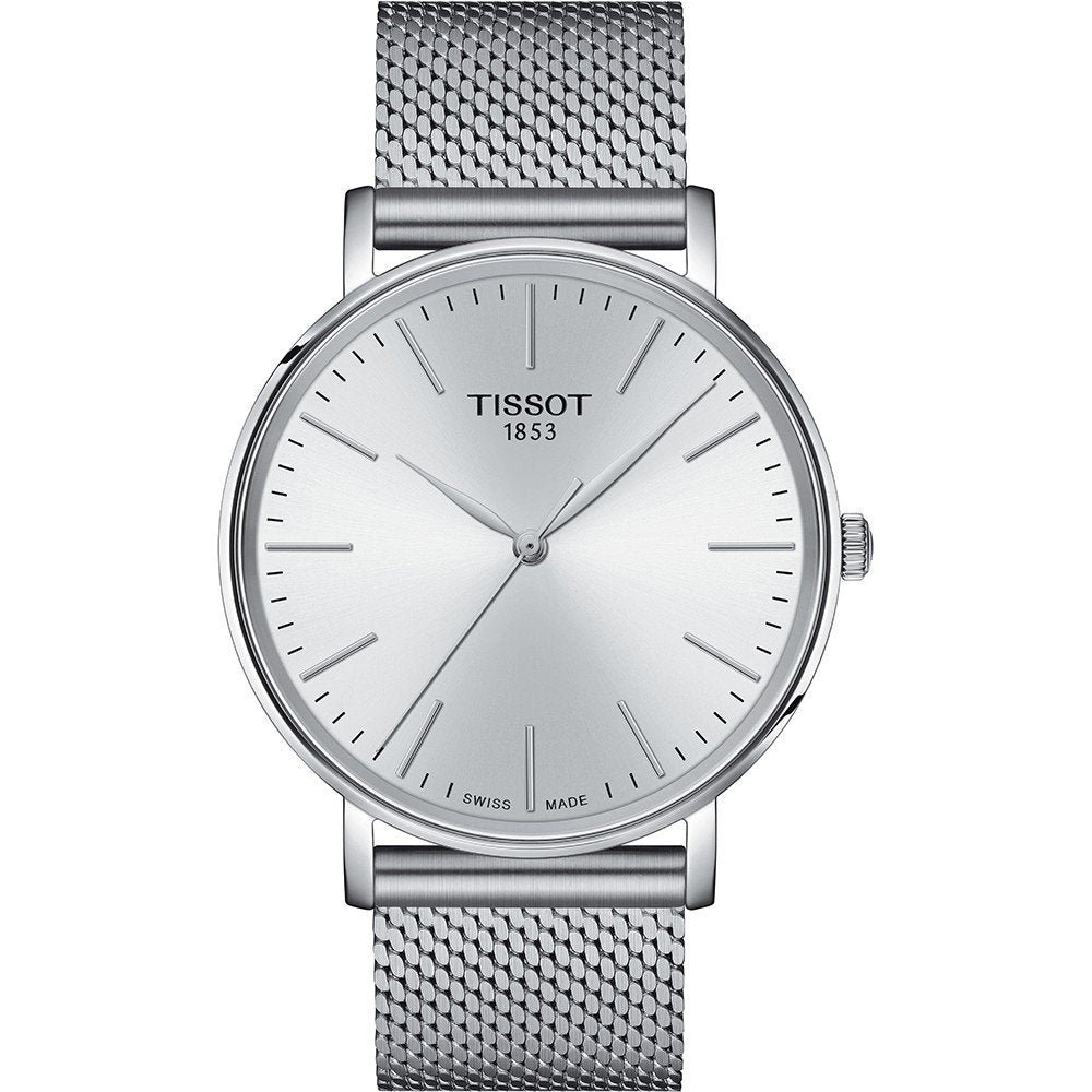 Zegarek Tissot Everytime z okrągłą, srebrną tarczą i siateczkowym paskiem.