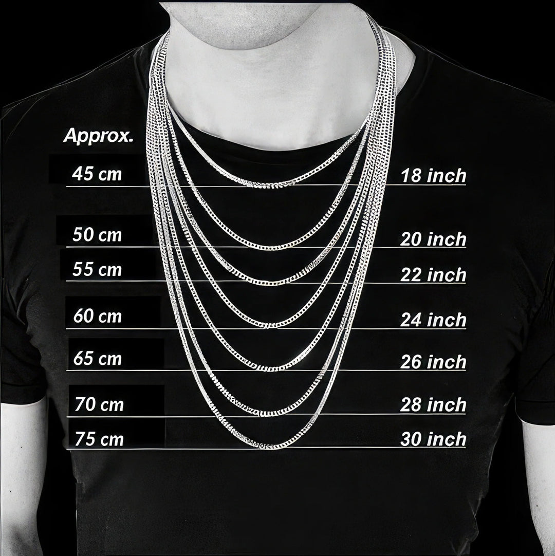 Een persoon draagt gelaagde Van der Kooij Collectie Gouden ketting heren - collier gourmette 4-zijdes geslepen 1,6 mm 14K-kettingen (45-75 cm) over een zwart overhemd, wat laat zien hoe elke lengte eruitziet tijdens het dragen.