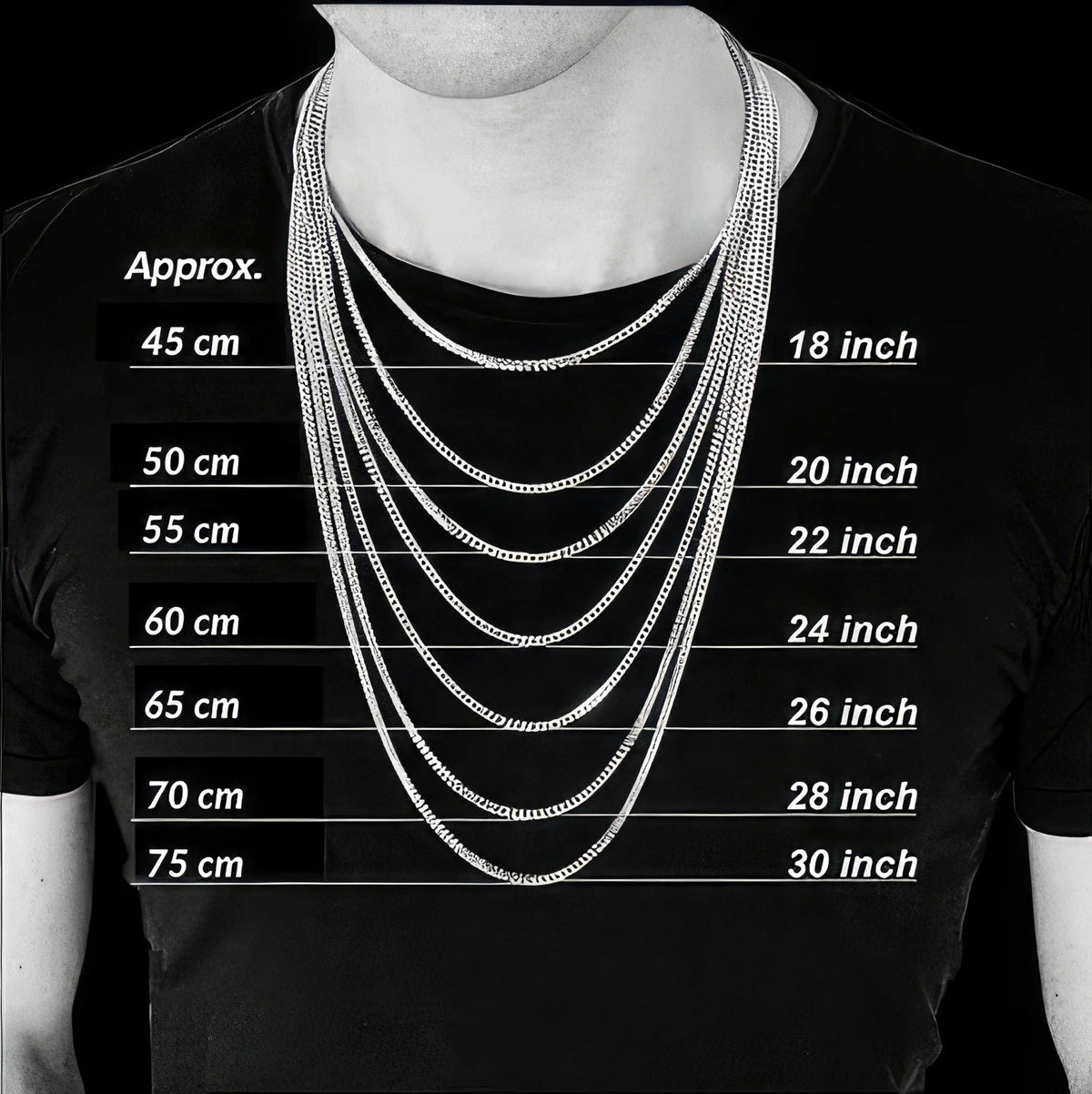Een persoon draagt gelaagde Van der Kooij Collectie Gouden ketting heren - collier gourmette 4-zijdes geslepen 1,6 mm 14K-kettingen (45-75 cm) over een zwart overhemd, wat laat zien hoe elke lengte eruitziet tijdens het dragen.