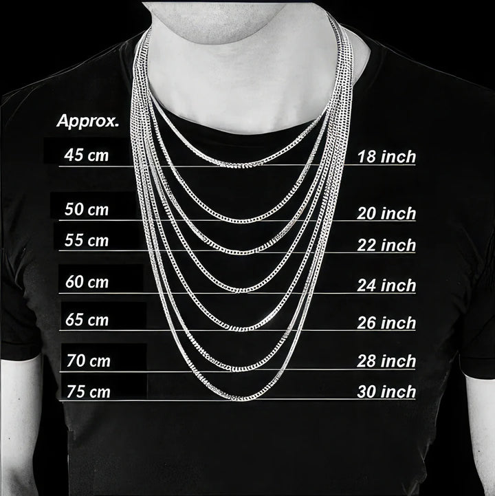 Iemand draagt meerdere kettingen, waaronder de Juwelier van der Kooij goudkleurige heren ketting gourmette (1,4 mm zilver verguld), in lengtes van 45 cm (18 inch) tot 75 cm (30 inch), elk gelabeld met de typische plaatsing van de ketting op de borst.