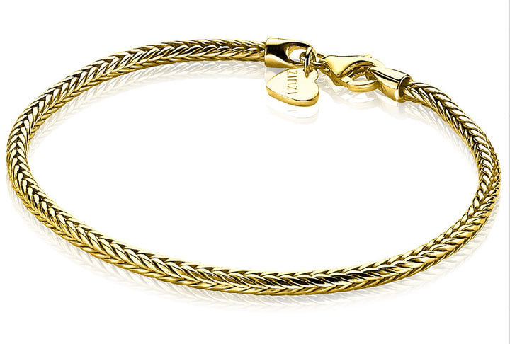 De vergulde gevlochten armband van Zinzi, Zia1287 G, heeft een karabijnsluiting en een klein hartvormig label bij de sluiting.