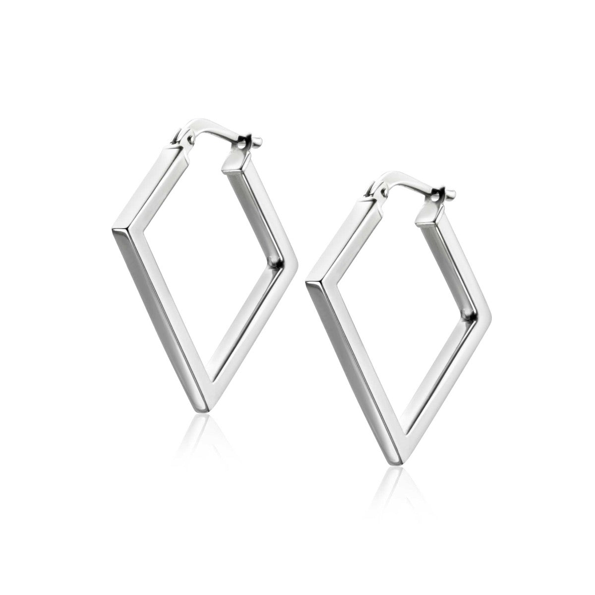 Srebrne kolczyki w kształcie diamentu z minimalistycznym, geometrycznym wzorem.