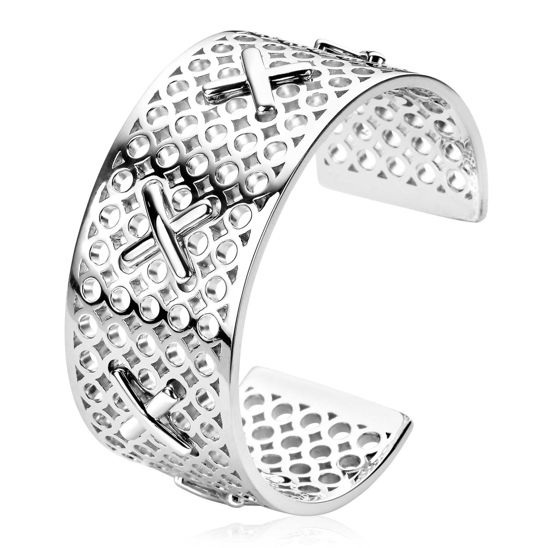 De Zinzi Armband Zilver Mva15 is een stijlvolle zilveren manchetarmband met een ingewikkeld uitgesneden patroon met kleine cirkels en verhoogde X-ontwerpen. Het fantasie klemarmbandontwerp heeft een open achterkant voor gemakkelijk dragen, perfect voor elke collectie.