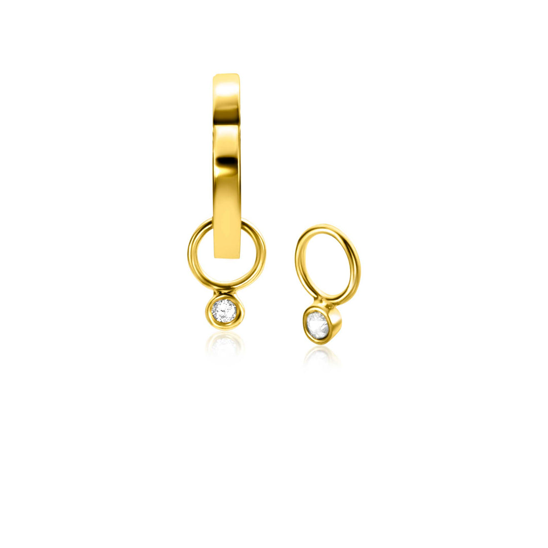 De Zinzi Oorbellen Goud Zgch420 oorbellen hebben een strak gouden design met kleine ronde ringen en sprankelende zirkonia-accenten, die mooi uitkomen op een effen witte achtergrond.