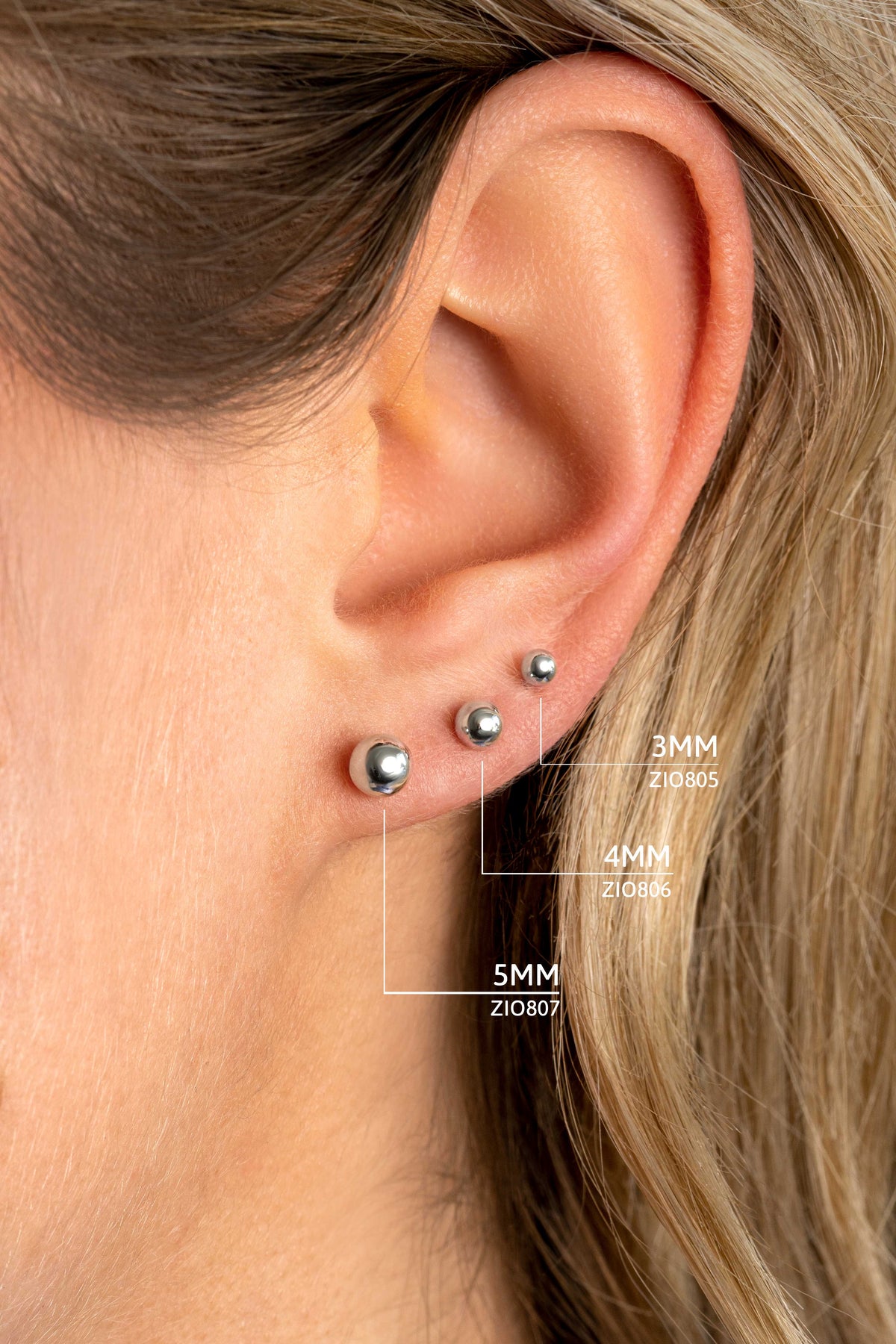 Srebrne kolczyki w kształcie kul, różne rozmiary: 3 mm, 4 mm i 5 mm.